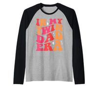 In My Twin Dad Era Funny Father's Day For New Dad of Twins Camiseta Manga Raglan
