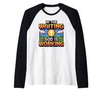 In The Waiting God Is Working Camiseta Manga Raglan