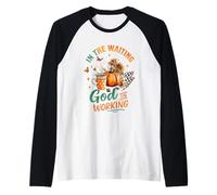 In The Waiting God Is Working Cozy Fall Taza Camiseta Manga Raglan