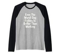 Incluso el Peor día de Pesca es Mejor Que un Pescador Trabajador Camiseta Manga Raglan