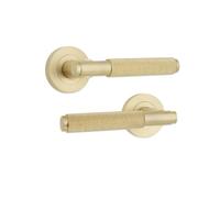 Infinity Decor Juego de manijas de puerta moleteadas con roseta en acabado de latón satinado, manijas ideales para puertas exteriores interiores del hogar y la oficina