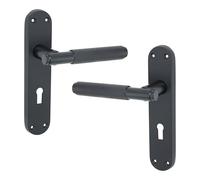 Infinity Decor Par de manijas de puerta moleteadas de estilo moderno en placa trasera de ojo de cerradura, apto para puertas interiores y exteriores (negro mate)