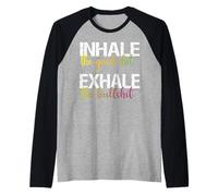 Inhale el Buen exhalar el Chakra psicodélico de Yoga de Mierda Camiseta Manga Raglan
