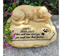 ININOSNP Memoriales para Animales Una lápida Conmemorativa con un Nombre Grabado y Rematada con una Estatua de un Perro Dormido.