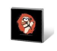 Insignia de metal cuadrada de karate con un lindo perezoso, broches impresos, lindos botones decorativos, alfileres para mochilas y ropa.