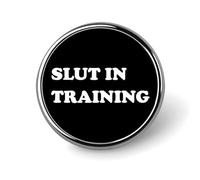 Insignia metálica "Slut in Training" (Peleletas redondas de 2,5 cm) | Pines de solapa para camisa, mochila, chaqueta, sombrero, abrigo, bolso, ropa, joyería, accesorios, regalos para mujeres y hombres
