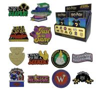 Insignia misteriosa de Harry Potter CDU - 12 cajas ciegas - Alfileres de esmalte con licencia oficial - Frases y logotipos del mundo de los magos coleccionables - Incluye un pin raro del ministerio de