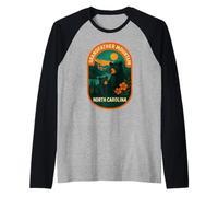 Insignia panorámica de los Osos de montaña de Carolina del Norte al Atardecer Camiseta Manga Raglan