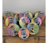 Instruments for Schools - Juego de 10 pianos de pulgar de concha de coco de comercio justo Mbira Karimba Kalimba - 7 teclas pintadas a mano brillantes - Paga por 9, obtén uno gratis