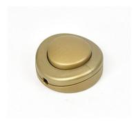 Interruptor de pie dorado, diseño elegante, fácil de usar, ideal para iluminación de ambientes y controlar accesorios eléctricos.