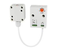 Interruptor fotoeléctrico IP65 con ajuste de sensibilidad y temporizador, ideal para controlar iluminación exterior automática.
