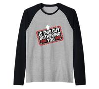 Is This Guy Bothering You Humor Protector - Camiseta Manga Raglan