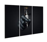 islandburner, Cuadro Cuadros Tatuador sosteniendo una máquina de tatuaje sobre fondo oscuro, Máquina para un concepto de tatuaje Impresión lienzo Formato Grande Cuadros modernos QKZ