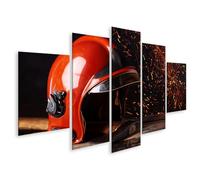 islandburner Cuadro sobre lienzo casco de bombero con hacha y chispas sobre fondo de madera - 5 piezas