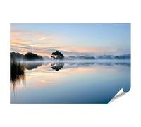 islandburner Póster premium con un lago brumoso tranquilo al amanecer - mural para un ambiente relajante - estándar