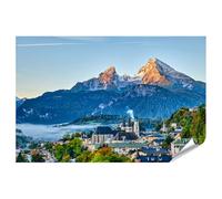 islandburner Póster XXL con vista a la montaña paisaje alpino con ciudad en primer plano bajo el cielo matutino, imágenes de alta calidad, 90 x 60 cm