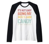 It's Not Easy Being My Wife's Arm Candy Funny Diciendo Retro Camiseta Manga Raglan