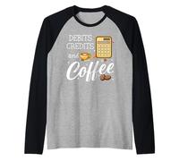 It's Tax Season Debits Credits & Coffee Cup Funny Accountant Camiseta Manga Raglan