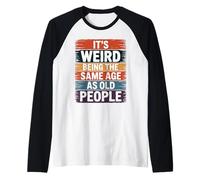 It's Weird Being The Same Age As Old People Frase Sarcástica Camiseta Manga Raglan