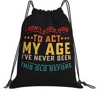 IUBBKI No sé cómo actuar Mi edad Regalos retro vintage Bolsas negras Mochila con cordón para mujeres Hombres Niños Dibujar cuerda Volver Saco Accesorios