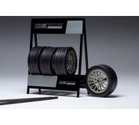 Expositor de Ruedas OZ Superturismo WRC con Dos Ejes y Cuatro Ruedas 1:18 IXO Mo