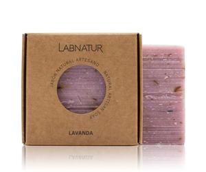 Jabón Natural LABNATUR PREMIUM LAVANDA - 100 gr VEGANO 100% posee propiedades relajantes y antiinflamatorias, además destaca por sus propiedades antisépticas, analgésicas, sedantes.