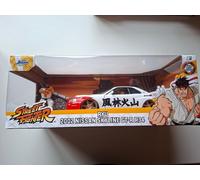 Jada 1/24 Street Fighter Ryu y 2002 Nissan Skyline GTR R34 (ET)