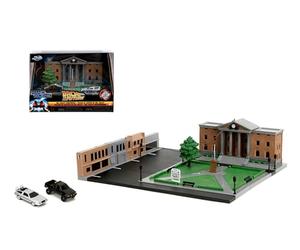 Jada Toys Volver al Futuro Nano-Scene Clock Tower (26,5 x 23 cm) - Diorama detallado de Hill Valley Courthouse Incluye 2 Modelos de Coches de Metal, artículo para Fans de Back to The Future a Partir