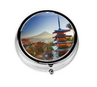 Japan Mount Fuji Landscape Este pequeño pastillero redondo es un organizador portátil de medicamentos de viaje con tres compartimentos para almacenar medicamentos diarios.