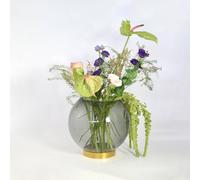 Jarrón AYTM Globe, Ø 17 cm, gris ahumado / dorado, cristal, acero