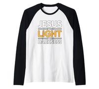 Jesus Is The Light In The Darkness Camiseta Manga Raglan