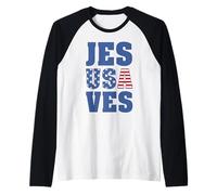 Jesús salva la bandera de Estados Unidos Christian JesUSAves 4 de julio Camiseta Manga Raglan