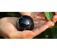 Jet International Nueva Turmalina Negra 45-50 mm Bola Esfera Piedra Preciosa A + Cristal Tallado a Mano Curación del Altar Enfoque devocional Limpieza Espiritual del Chakra La Imagen metafísica es S