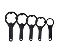 Jotekonoby Llave de acero ajustable para tambor de cubo de agua de 5 a 30 L, herramienta de apriete y apertura de cubierta, llave de cierre resistente a la humedad, negra (86 mm)