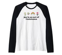 Joy is an Act of Resistance Rainbow Pride Month Human Rights Camiseta Manga Raglan