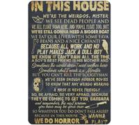 joysperous Letrero de lata de Halloween con texto en inglés "In This House We Do Horror", con personajes de Halloween, letrero de estaño de terror, pared de Halloween, arte retro, casa de campo