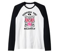 Judging You Silently Funny Cat Blowing a Bubble Gum Cat Mom Camiseta Manga Raglan