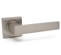 Juego de 2 Manillas niqueladas para puerta - Roseta cuadrada - Maneta para Puertas de Paso de Interior - Diámetro Roseta Ø52 mm - Incluye Tornillos