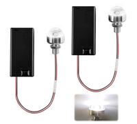 Juego de 2 miniluces LED para casa de muñecas, lámparas en miniatura con soporte e interruptor, luz blanca, funciona con pilas AA de 3 V, cable de 10 cm para casas modelo, jardín de hadas, microcasa y