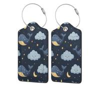 Juego de 4 etiquetas para equipaje con diseño de ballena, nube y estrellas. Fabricadas en piel con cierre de acero inoxidable, incluyen etiqueta de identificación con nombre y cubierta de privacidad.