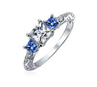 Juego de anillos de compromiso o boda para mujer de estilo antiguo vintage 3CTW con milgrain, alternando tres piedras de princesa solitaria de zafiro azul simulado AAA CZ. Plata de ley .925.