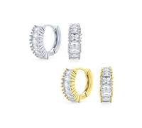Juego de dos aretes de aro pequeño tipo huggie con circonitas cúbicas AAA CZ corte esmeralda brillante y borde milgrain para novia, para mujer, para boda, fiesta de graduación, fiesta formal, chapados