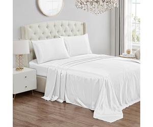 Juicy Couture Juego de sábanas de satén tamaño Queen, Juego de 4 Piezas con 1 sábana Bajera, 1 sábana encimera y 2 Fundas de Almohada, Resistente a Las Arrugas y Antibolitas, Color Blanco Puro