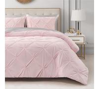 Juicy Couture Kiss - Juego de edredón Plisado de microvisón de Felpa Color Rosa Claro, tamaño matrimonial/Queen, Acogedor Conjunto de Ropa de Cama de 3 Piezas