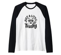 Just a Little Trashy Funny Trash Panda Raccoon Meme Camiseta Manga Raglan