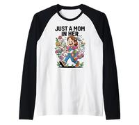 Just A Mom In Her Era Tejer Humor Jardinería Camiseta Manga Raglan
