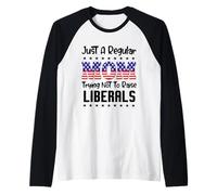 Just A Regular Mom Trying Not To Raise Liberals For Moms Camiseta Manga Raglan