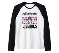 Just A Regular Mom Trying Not To Raise Liberals For Moms Camiseta Manga Raglan
