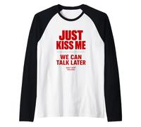 Just Kiss Me We Can Talk Later Funny Romantic Quote Camiseta Manga Raglan