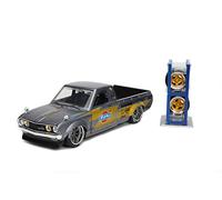 Just Trucks 1:24 1972 Datsun 620 Pickup Die-Cast Car Silver con Soporte para neumáticos, Juguetes para niños y Adultos